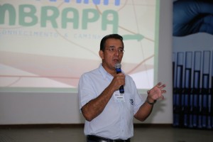Pesquisador Sergio Abud da Embrapa Cerrados realiza palestra na Caravana Embrapa 2015 na Embrapa Agropecuaria Oeste - Foto por Silvia Z Borges