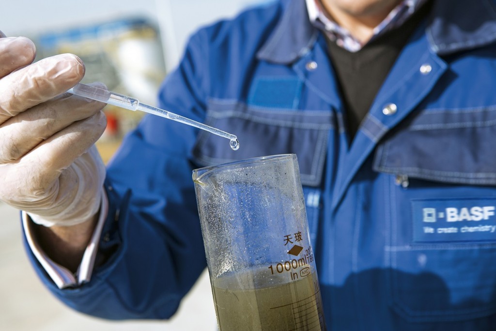 Justin Brightmore, project operation manager, demonstrates how Zetag® flocculant technology works in waste water separation. Zetag® is one of the products from the BASF cationic polyacrylamide (cPAM) plant in Nanjing, China. Print free of charge. Copyright by BASF. Justin Brightmore, Projektleiter, zeigt, wie die Zetag® 9000 Serie bei der Abwassertrennung funktioniert. Zetag® ist eines der Produkte der BASF Anlage fÃ¼r kationische Polyacrylamide (cPAM) in Nanjing/China. Abdruck honorarfrei. Copyright by BASF.