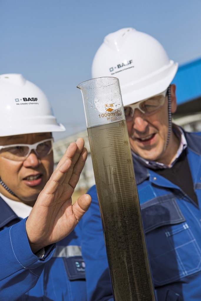 Justin Brightmore (right), project operation manager, and Mingwei Qin (left), general manager, demonstrate how Zetag® flocculant technology works in waste water separation. Zetag® is one of the products from the BASF cationic polyacrylamide (cPAM) plant in Nanjing, China. Print free of charge. Copyright by BASF. Justin Brightmore (rechts), Projektleiter, und Mingwei Qin (links), GeschÃ¤ftsfÃ¼hrer, zeigen, wie die Zetag® 9000 Serie bei der Abwassertrennung funktioniert. Zetag® ist eines der Produkte der BASF Anlage fÃ¼r kationische Polyacrylamide (cPAM) in Nanjing/China. Abdruck honorarfrei. Copyright by BASF.