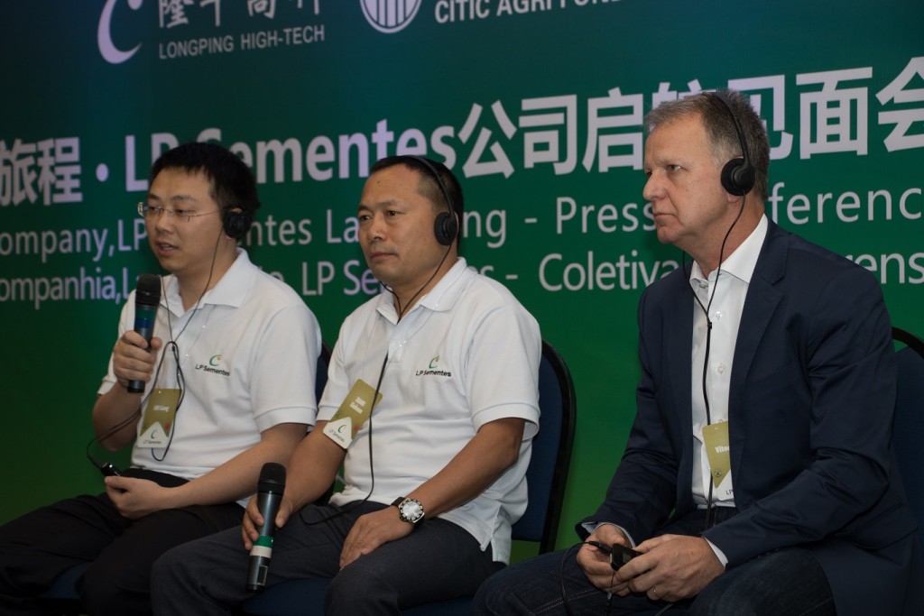 ShiLiang, gerente-geral do CITIC AgriFund,Zhang Xiukuan, presidente-executivo da LongPing e Vitor Cunha,gerente-geral da LP Sementes - Crédito LP Sementes