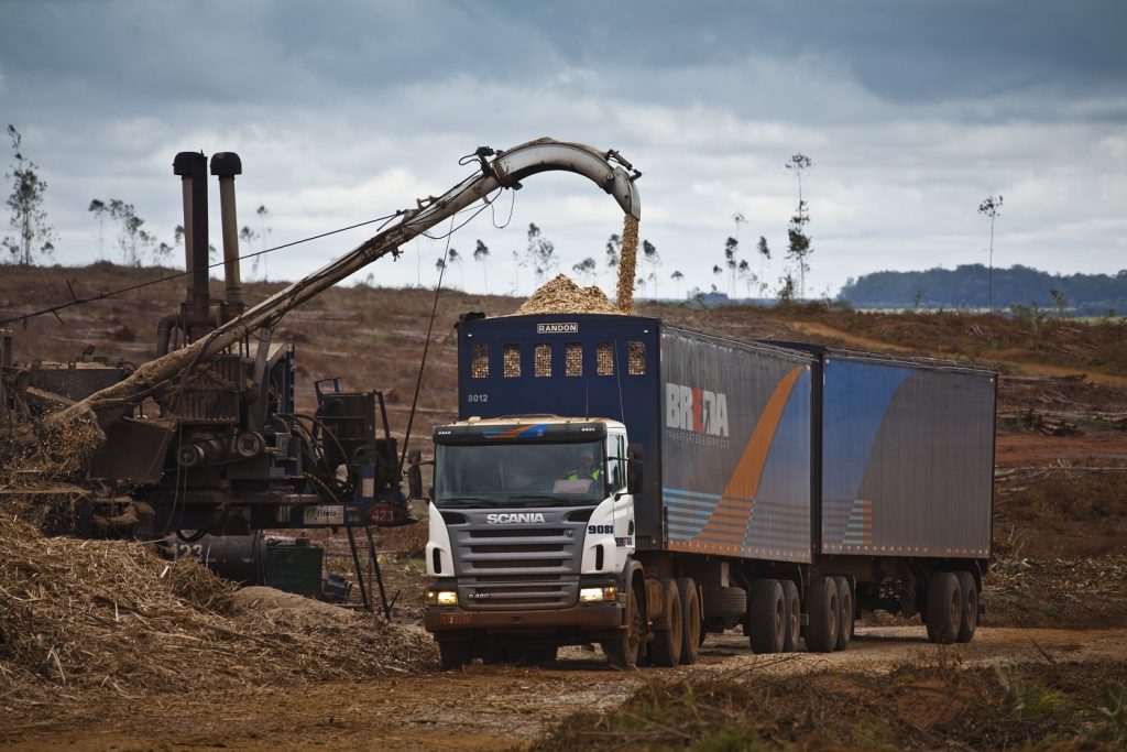 A-carga-transportada-não-pode-exceder-os-limites-da-carroceria-do-veículo-Crédito-Fibria