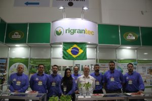 Equipe da Rigrantec satisfeita com os depoimentos dos visitantes sobre a satisfação em usar produtos da empresa